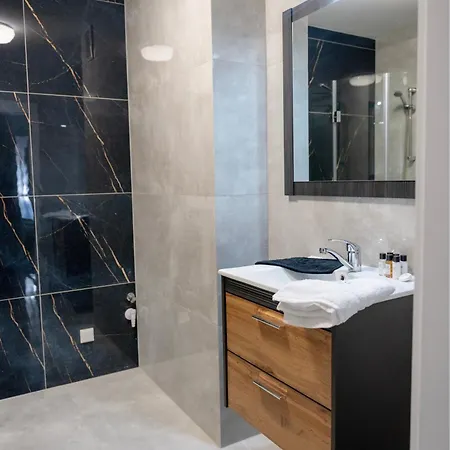 Pine Tree House 7 D&d Apartment